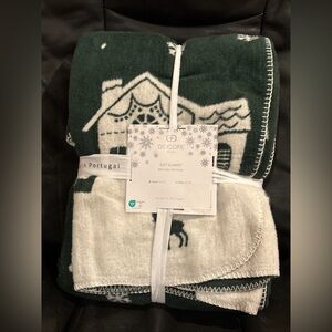 Docofil Holiday Blanket Green White Deer  Snowflakes Queen 90” X 90” NEW